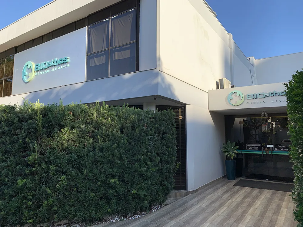 Fachada moderna do Bioethos Centro Clínico em Foz do Iguaçu